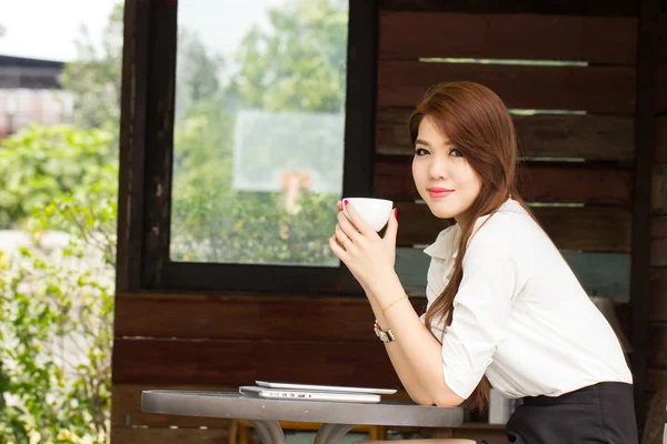 Jeune femme d'affaires assise dans un café — Photo