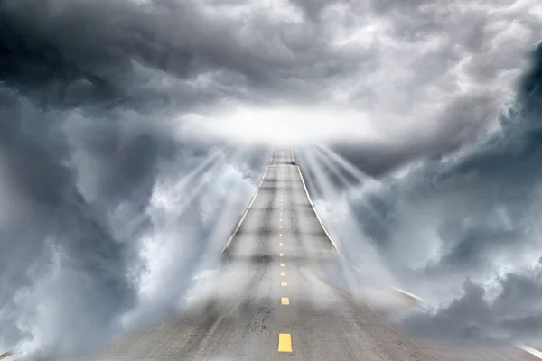 Дорога и небо путь для вашей свободы и творчества . — стоковое фото
