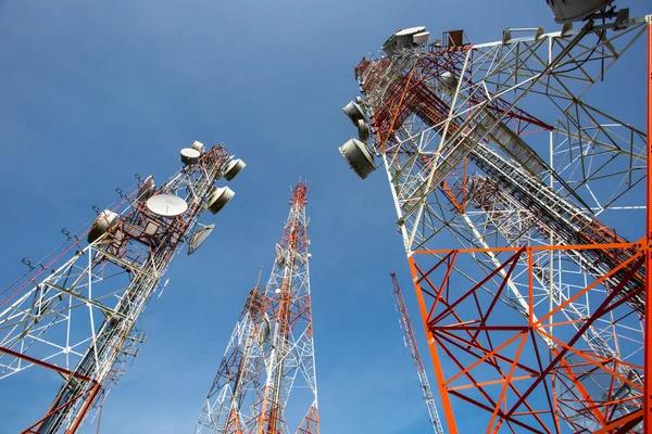 Antenas de TV mastro de telecomunicações — Fotografia de Stock