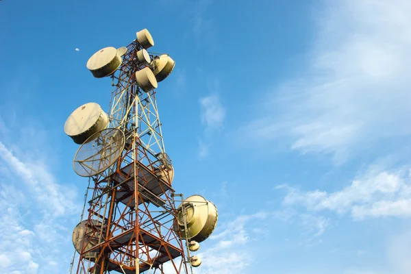 Telekommunikationsmast TV-antenner — Stockfoto