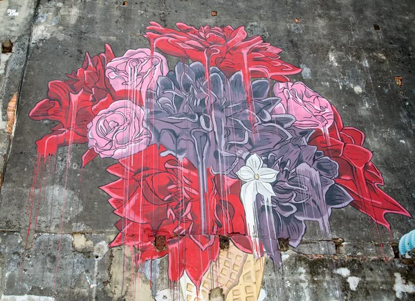 GEORGE TOWN, PENANG, MALAYSIA- CIRCA 26 de marzo de 2015: Arte urbano público Nombre Flor colorida pintada en la pared con color blanco y negro en Georgetown, Penang, Malasia . Imagen de archivo