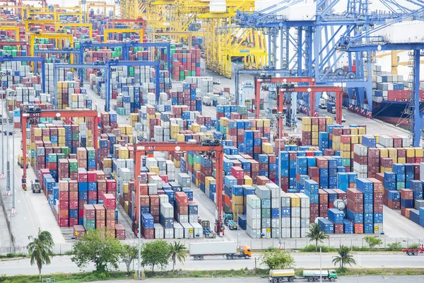 Terminal de contenedores portuarios para el transporte de su producto — Foto de Stock