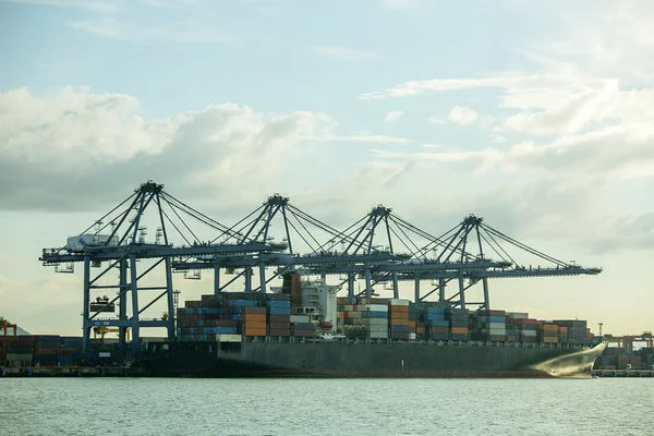 Terminal de contenedores portuarios para el transporte de su producto — Foto de Stock