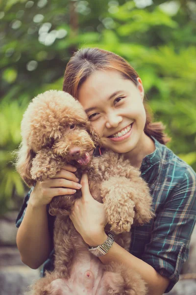 Asiática chica abrazo con su caniche perro —  Fotos de Stock