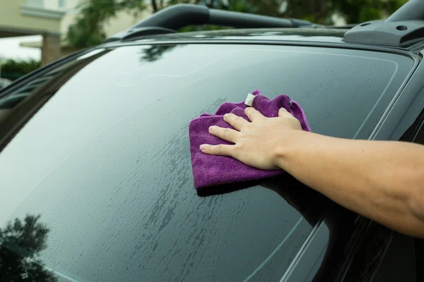 Wipe the car — Stock Photo, Image