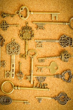 Birden çok türde bir anahtar ahşap tahta üzerinde.