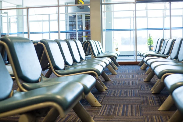 机场椅可供乘客坐到航站楼 — 图库照片
