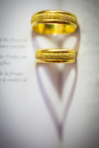 Αγίου Βαλεντίνου Καρδιά Δαχτυλίδι Σκιάς Στο Βιβλίο — Φωτογραφία Αρχείου