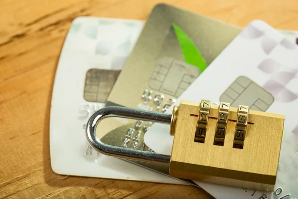 Şifreli Kilit Ahşap Tahta Üzerinde Kredi Kartları — Stok fotoğraf