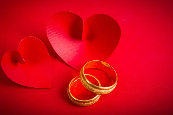 Kırmızı Kağıt Kalp Arka Plan Ile Nişan Yüzüğü — Stok fotoğraf