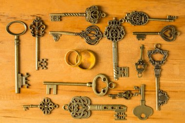 Altın kalp anahtar ve nişan yüzüğü ile ahşap tahta.