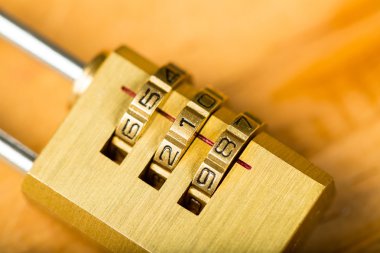 şifreli kilit şifre ahşap tahta üzerinde.