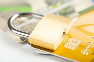 Güvenlik kredi kartı soyunma konsepti ile.