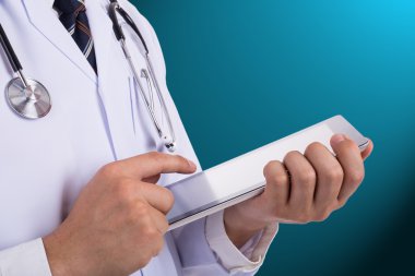 Doktor holding tablet arama bilgi hasta hastanede için