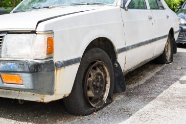 Patlak lastiği kapat ve tamir edilmeyi bekle.