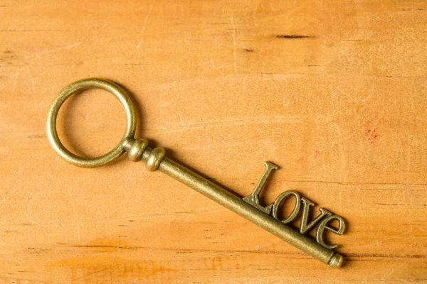 Gold Heart Key Wood Board — Stock Photo, Image