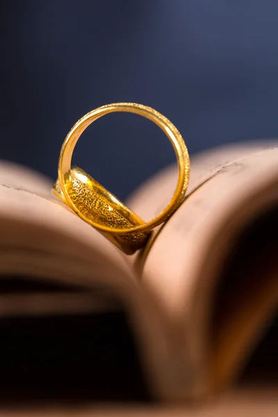 Αγίου Βαλεντίνου Καρδιά Shodow Δαχτυλίδι Στο Βιβλίο — Φωτογραφία Αρχείου