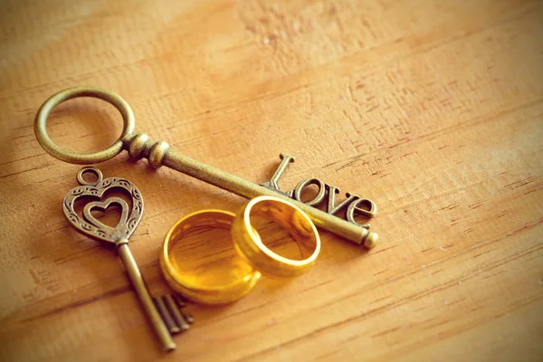 Gold Heart Key Engagement Ring Wood Board — Stock Photo, Image