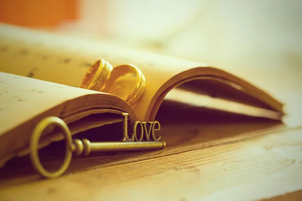 Llave Amor Anillo Compromiso Libro — Foto de Stock