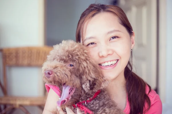 Asiática Chica Abrazo Con Caniche Perro Casa —  Fotos de Stock