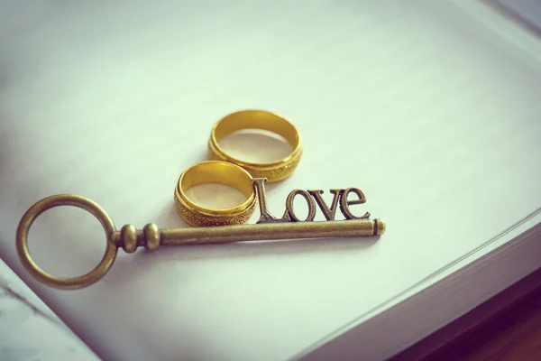 Key Love Engagement Ring Book — Stock Photo, Image