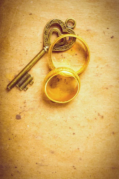 Kunci Cinta Dan Cincin Pertunangan Pada Kertas Vintage — Stok Foto