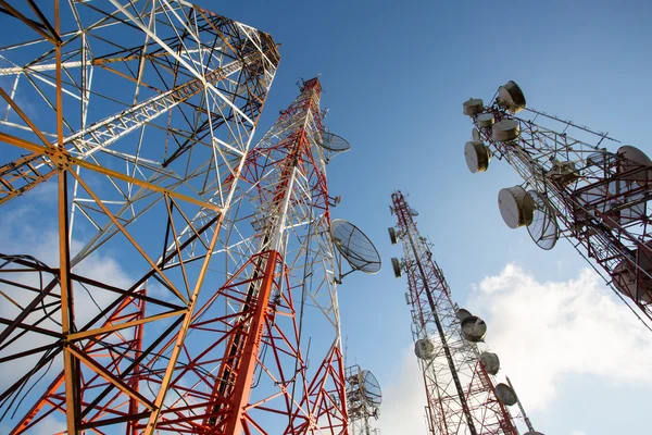 Antenas de TV mastro de telecomunicações tecnologia sem fio — Fotografia de Stock