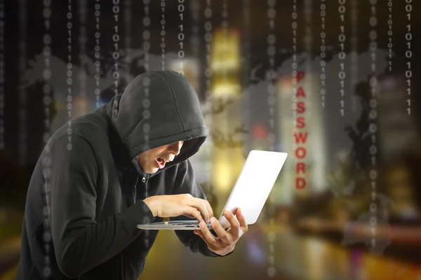 Programador de hackers usando laptop de computador para hackear informações — Fotografia de Stock