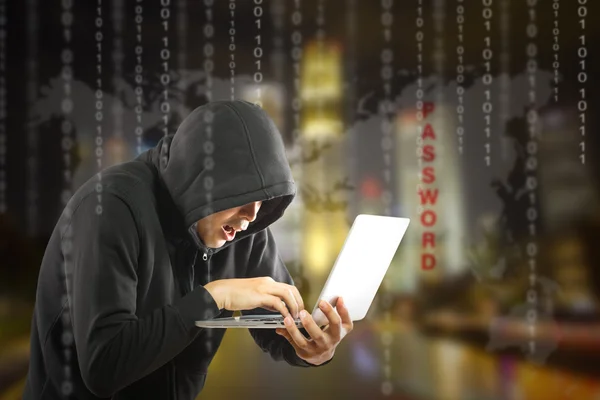 Hacker programmatore utilizzando computer portatile per hackerare le informazioni — Foto Stock