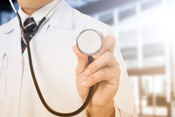 Médico segurando estetoscópio — Fotografia de Stock