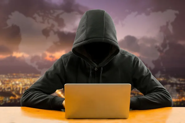 Hackers programmerare som använder dator laptop — Stockfoto