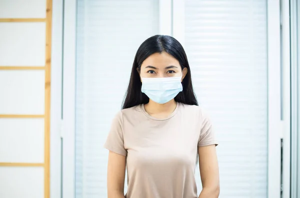 Γυναίκα Φορώντας Μάσκα Προστατεύουν Pm2 Επειδή Ρύπανση Στο Σπίτι Ασιατικό — Φωτογραφία Αρχείου