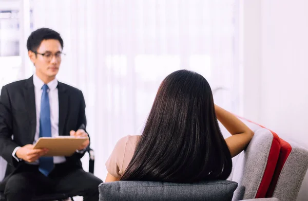 Depressão Mulher Asiática Conversando Com Psicólogo Hospital Feminino Sob Muita — Fotografia de Stock