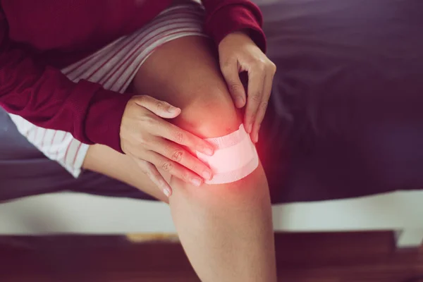 Mujeres Usando Parche Blanco Para Aliviar Herida Rodilla Vendaje Elástico — Foto de Stock