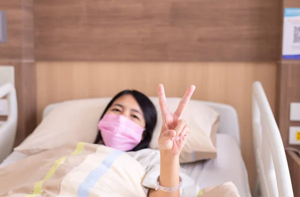 Paciente Mulher Asiática Mostrando Dedos Cama Doente Hospital Conceito Seguro — Fotografia de Stock