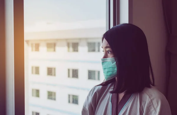 Deprimido Asiático Mujeres Paciente Pie Mirando Algo Través Hospital Ventana — Foto de Stock