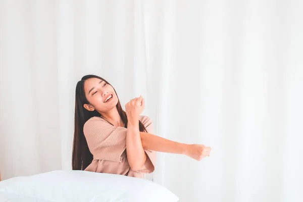 Ευτυχισμένη Νεαρή Ασιάτισσα Που Τεντώνεται Και Ξυπνάει Στο Δωμάτιό Της — Φωτογραφία Αρχείου