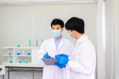 Araştırma ve test için çalışan kimyager, Covid-19, Coronavirus aşısı