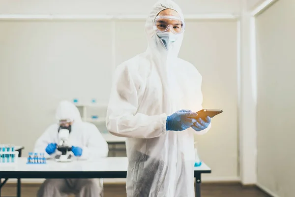 Químico Que Trabaja Para Investigación Pruebas Laboratorio Juntos Covid Vacuna — Foto de Stock