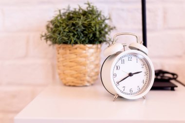 Modern çalar saat sabah yatak odasında beyaz renk