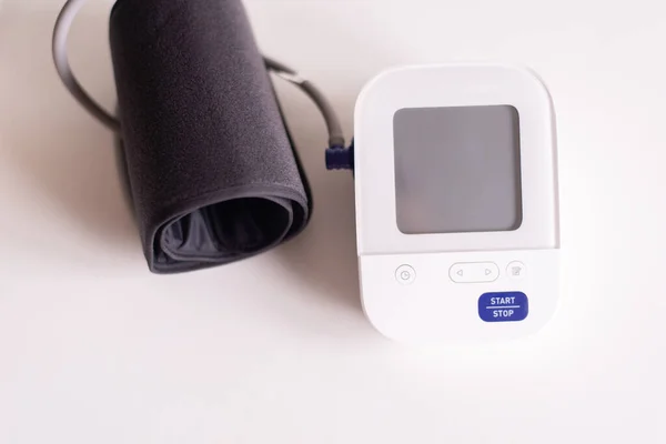 Digitaler Blutdruck Und Pulsmesser Mit Weißer Farbe Und Schwarzer Manschette — Stockfoto