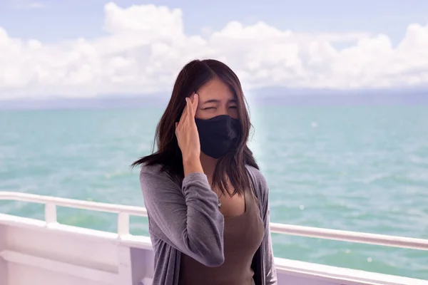 Mulher Que Sofre Doença Mar Sentir Dor Cabeça Durante Barco — Fotografia de Stock