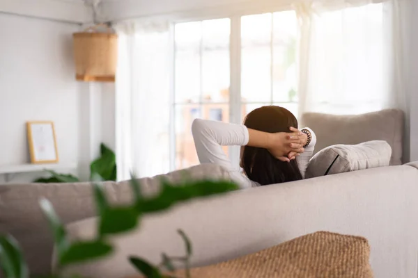 Mujer Feliz Sentada Sofá Sala Estar Con Las Manos Sobre — Foto de Stock