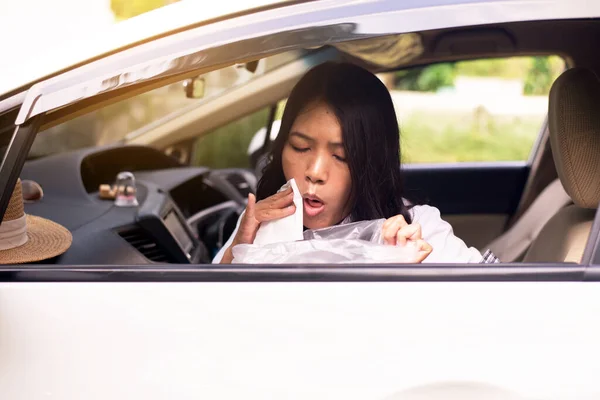 Wanita Sakit Muntah Atau Muntah Dalam Kantong Plastik Mobil Mobil — Stok Foto