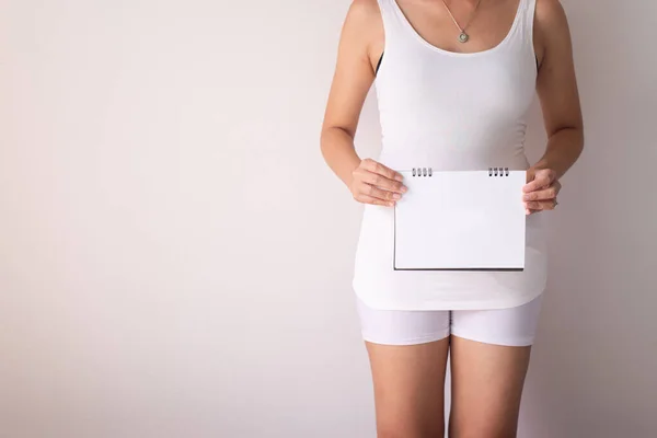 Mulher Mãos Segurando Uma Calenda Branca Vazia Fundo Branco — Fotografia de Stock