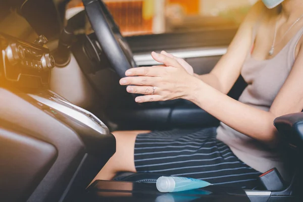 Mulher Usando Gel Higienizador Mão Antes Dirigir Carro Medidas Preventivas — Fotografia de Stock