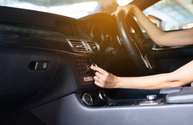 Eller kadın sürücü araba havalandırma sistemini, düğmeler modern araba panelinde, otomatik araba kliması.