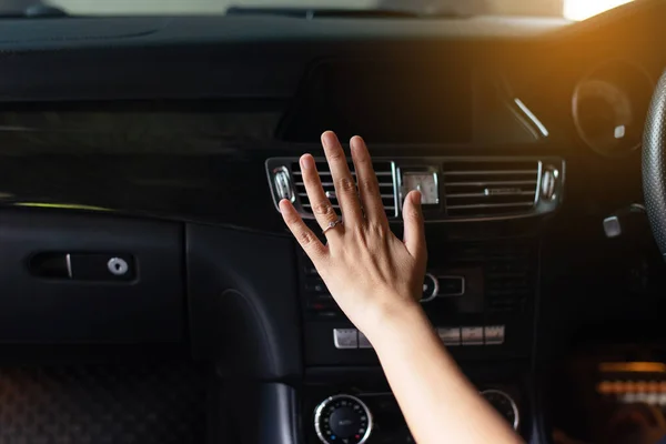 Close Mão Mulheres Verificando Fluxo Frio Condicionado Carro Moderno Sistema — Fotografia de Stock