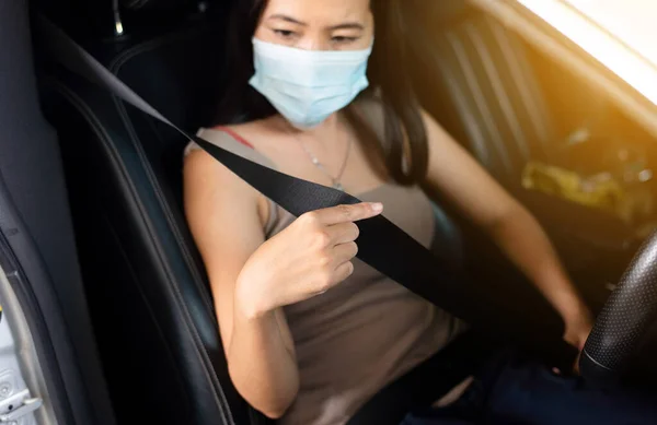 Mulher Motorista Prende Cinto Segurança Antes Dirigir Carro Conceito Segurança — Fotografia de Stock