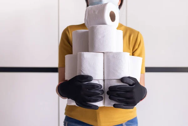 Frau Lagert Toilettenpapierrollen Während Coronavirus Panik Und Ausbruch Hause Quarantäne — Stockfoto